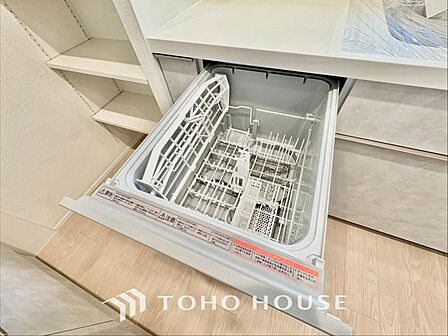 ビルトイン食器洗浄乾燥機付きのシステムキッチン。毎日の家事負担を大幅に軽減する、主婦・主夫に嬉しい設備です。手洗いよりも節水できるうえ高温乾燥で衛生面も安心。空いた時間を家族との団らんに充てられます。