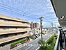周辺：豊かな眺望にふさわしい空間は、通風・採光に優れ、心地よい光と風があふれています。明るい陽ざしが差し込む開放的なリビングとも繋がり、毎日の暮らしに上質な癒やしと特別な時間を届けてくれる素敵な住まいです。