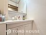 洗面：シンプルだからこそ使いやすい。スタンダードなデザインの洗面ボウルは清潔感あるオフホワイトです。毎日の身支度をスムーズにする使い勝手の良い設計で機能美も追求。日々の暮らしに心地よく寄り添う洗面空間です。