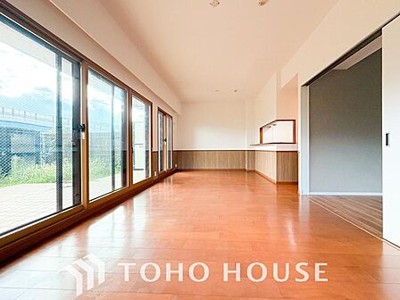 通風と採光を考慮したリビングは、地域の鼓動を感じながらお寛ぎ頂くことが可能です。 爽やかな風と豊かな光が差し込む大空間で、街の利便性や四季の移ろいを身近に感じながら、贅沢で心地よい日常を堪能できます。