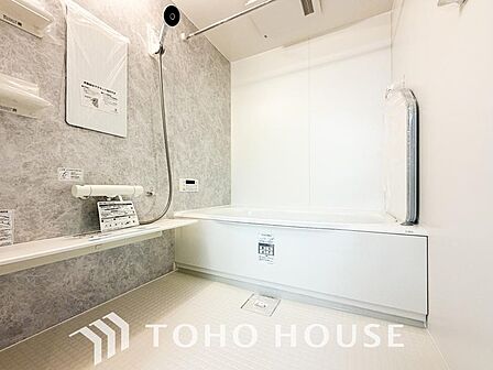 落ち着いた雰囲気のバスルーム。一日の疲れをゆったりと癒すプライベートな空間になりそうです。シンプルな設計が毎日の快適な入浴を支え、心身ともに深くリラックスできる贅沢なバスタイムを堪能できる一部屋です。