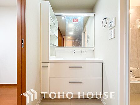 爽やかな朝の始まりと心地よい一日の終わりを、心地よく演出する洗面空間。毎日使う場所だからこそ、美しさと実用性を兼ね備えた設計にこだわりました。住まう人の美意識を満たす、洗練されたプライベートエリア。