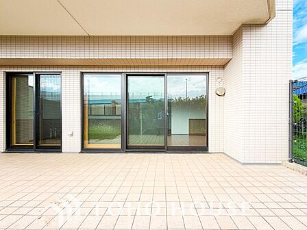 敷地を活かしたテラスは、ガーデニングや家庭菜園、DIYを楽しめる多用途な空間。プライベート性が高く、おうち時間を豊かに彩ります。自分好みにカスタムすることで、日々の暮らしへ特別な楽しさをプラスします。