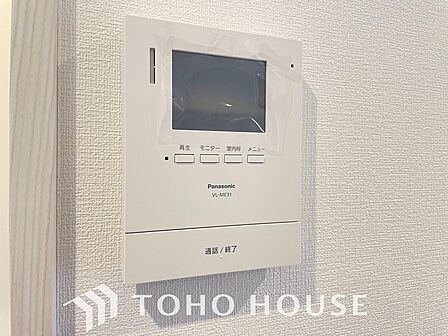 誰が来てもわかる様にモニター付きインターホンを設置。家事導線を考慮した個所に設置し、防犯性と利便性に優れ快適と安らぎを合わせた優しい設計。