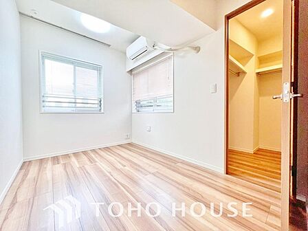心と体をゆったりと安らげる主寝室。寝室のゆとりが大きい分だけ、日々の暮らしの安らぎはより深まります。一日の疲れを心地よく癒やし、贅沢なプライベートタイムを穏やかに過ごせる、広々とした快適な空間ですね。