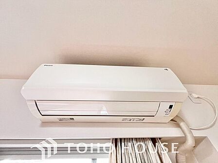 エアコンは空気を汚さず場所も取らないので、お部屋を広く使えます。設置工事などの初期費用がカットできるのは嬉しいですね。日々の快適な室温を保ち、暮らしに心地よいゆとりをプラスする、家計に優しい設備です。