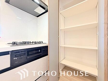 忙しい共働き世帯など、食品の買い置きや日用品のストックに大変便利なパントリー収納が備わってます。