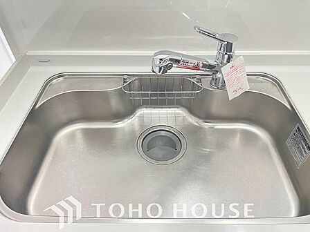 ボタンひとつで手軽に浄水と原水を切り替えられる、便利な浄水器一体型水栓を採用しました。お料理や飲料水には美味しい浄水を、洗い物には原水をスムーズにと使い分けられるため、毎日の家事がより快適になります。