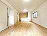 室内：家族が集まるリビングを広く造ることで、生活用途のバリエーションが広がります。ゆとりある大空間は、それぞれの過ごし方を尊重しながらも、自然な繋がりを育み、日々の暮らしをより豊かに彩ってくれる住まいです。