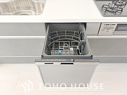 すっきり収まるビルトイン食洗機。手洗いでは難しい高温のお湯や、高圧水流を使うことにより、頑固な油汚れも、効果的に落とすことができます。家事の時間を大幅に短縮し、毎日の暮らしにゆとりをもたらす設備です。