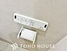 トイレ：快適な温水洗浄便座（ウォシュレット）を完備。毎日使う場所だからこそ清潔でお手入れがしやすい衛生的な機能にこだわりました。冬場でも便座が温かく、季節を問わず誰もが心地よく使える嬉しい標準設備となります。