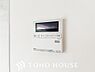 その他：お風呂場と台所に操作リモコンがあり、キッチン近くにある給湯リモコンは、お料理の最中でもリビングで寛いでいるなかでもボタン一つで簡単に沸かせて便利ですね。