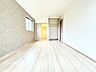 洋室：白を基調とした室内は、明るい住空間を造り出すだけでなく、清潔感をもたらしてくれます。どんな家具やインテリアとも相性が良く、好みの空間に模様替えしやすい洋室に。お部屋全体をより広く見せる効果もあります。