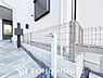 設備：お庭には便利な屋外水栓を完備しました。愛車のお手入れやガーデニングへの水やり、外回りのお掃除の際など、近くに水場があるだけで、日々の作業がぐっとスムーズに。戸建てならではの快適さを実感できる設備です。