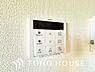その他：お風呂場と台所に操作リモコンがあり、キッチン近くにある給湯リモコンは、お料理の最中でもリビングで寛いでいるなかでもボタン一つで簡単に沸かせて便利ですね。