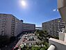 周辺：豊かな陽光に照らしだされる素敵な空間。季節を問わずに華やいだ素敵な風景をお楽しみいただけます。大きな窓から差し込む光が室内を明るく満たし、日々の暮らしに、四季の彩りと至福のラックスタイムをお届けます。