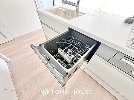 ビルトインタイプの食器洗乾燥機。通常の手洗いでは使用出来ないほど高温のお湯や高圧水流を使うことにより、汚れを効果的に落とすことができます。殺菌効果が非常に高く哺乳瓶などを使う家庭で需要が高く大変便利。