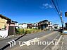 外観：街並みの風景に包み込まれながら、瀟洒な印象も湛えて佇みます。