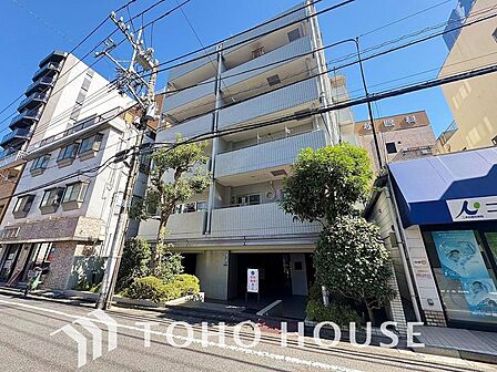 落ち着いた色調が印象的なマンションの外観です。新生活のスタートにふさわしい、しっかりとした佇まい。共用部や周辺の管理体制も良好に維持されており、日々の快適な暮らしを足元から支える確かな住まいです。