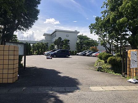 高岡中学校まで 3300m 徒歩約42分●創立以来の校風である「質実剛健」の気風を堅持し、地域の特性と生徒の実態を踏まえ、 望ましい生徒像を次のように定め、その具現化に努めています。