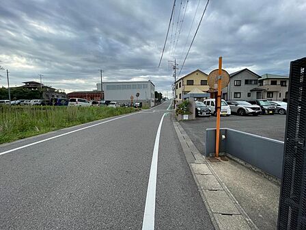 徒歩約6分の場所にコンビニがあり、日々のちょっとしたお買い物にも便利な立地です♪