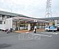 周辺：セブンイレブン京都竹田中内畑町店まで176m 広い駐車場です