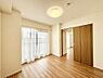 寝室：バルコニーに繋がるお部屋は開放感があります。  