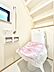 トイレ：トイレは1階と2階それぞれに配置されていてとても便利です。 