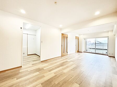 明るい陽光が注ぎ、寛ぎの雰囲気に満たされるダイニング。   