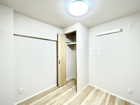 お子さまのお部屋としても!衣類の整理整頓に便利なクローゼット付きの洋室。