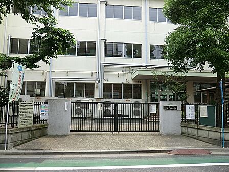 小学校 70m 荒川区立尾久第六小学校