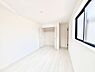 寝室：クローゼット付きのお部屋で充実したプライベート時間を過ごせます。