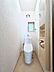 トイレ：トイレは温水洗浄機能付き
