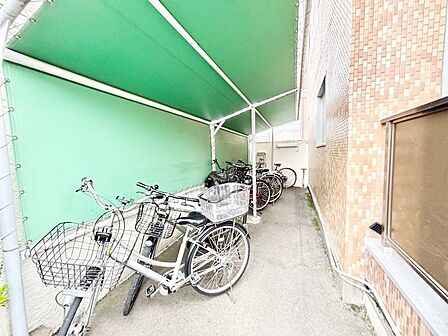 駐輪場は屋根付き