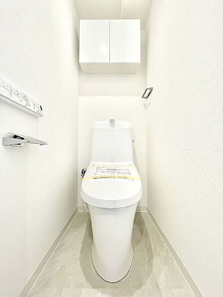 明るく清潔感のあるトイレです。