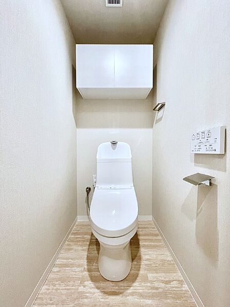 明るく清潔感のあるトイレです。