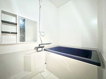 一日の疲れを癒してくれる明るい清潔感のあるバスルーム