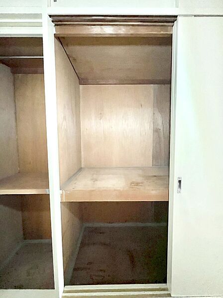 廊下収納。掃除道具や季節の小物を収納することができます。