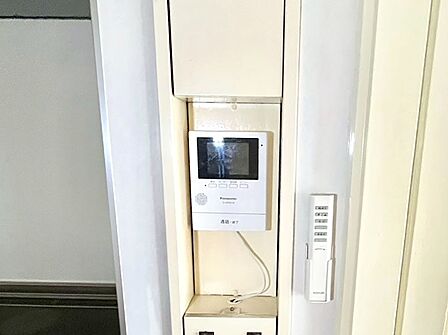 訪問者が一目でわかる安心のTVモニター付きインターホン。