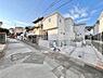 外観：前面道路はきちんと整備されています  