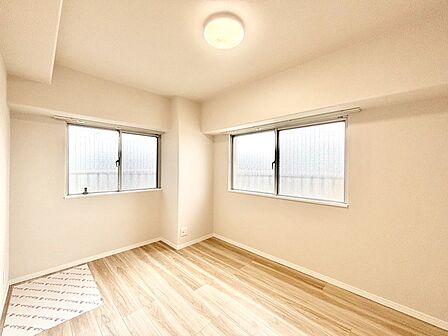 2面採光の洋室。窓から入り込む陽光がお部屋全体を優しく包み込みます!