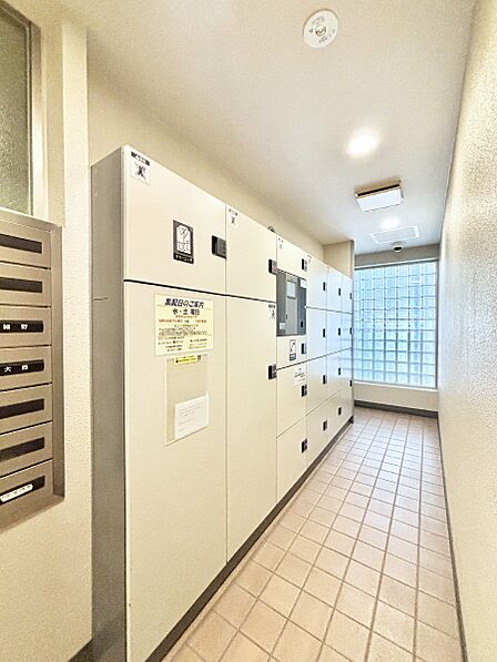 留守時のお荷物の受け取りもできる宅配ボックス付き