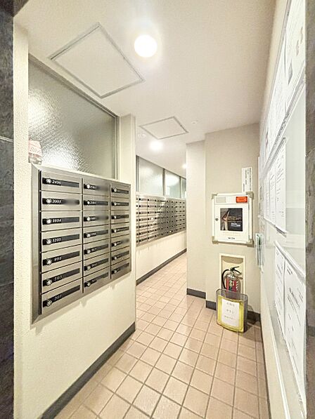 ポストはエントランス内にあるので雨に濡れず郵便が受け取れますね！