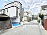 外観：前面道路はきちんと整備されています  