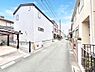 外観：前面道路はきちんと整備されています  