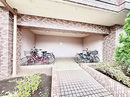 駐輪場は屋根付き