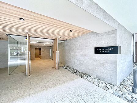 外観 綺麗なエントランスは、居住者を優しく迎えいれてくれます  