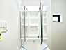 設備：三面鏡の裏に、化粧品や衛生用品などを収納可能。洗面台をすっきりと保ちます！