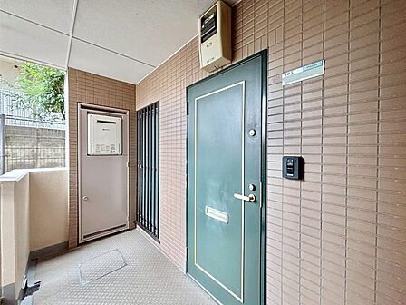 シンプルで落ち着いた雰囲気の玄関周り