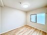 寝室：窓からのやさしい光が心地よいプライベートルーム